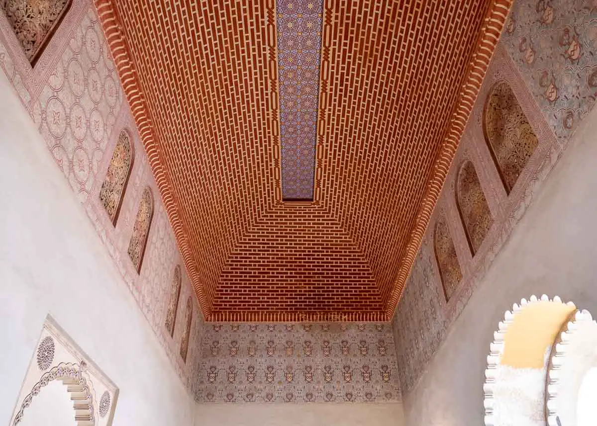 Kunstvolle Decke in der Alcazaba von Malaga