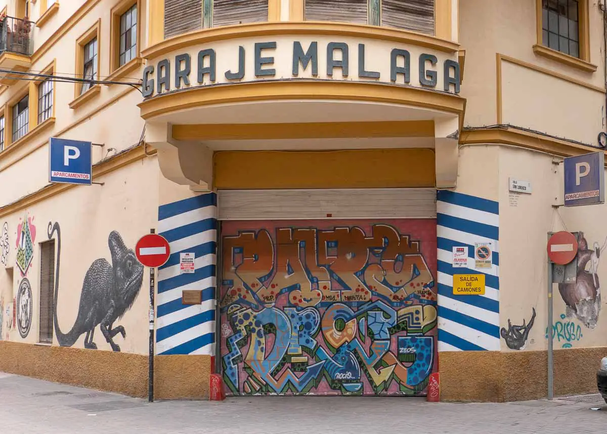 Streetart an einer Straßenecke im Stadtteil Soho von Malaga