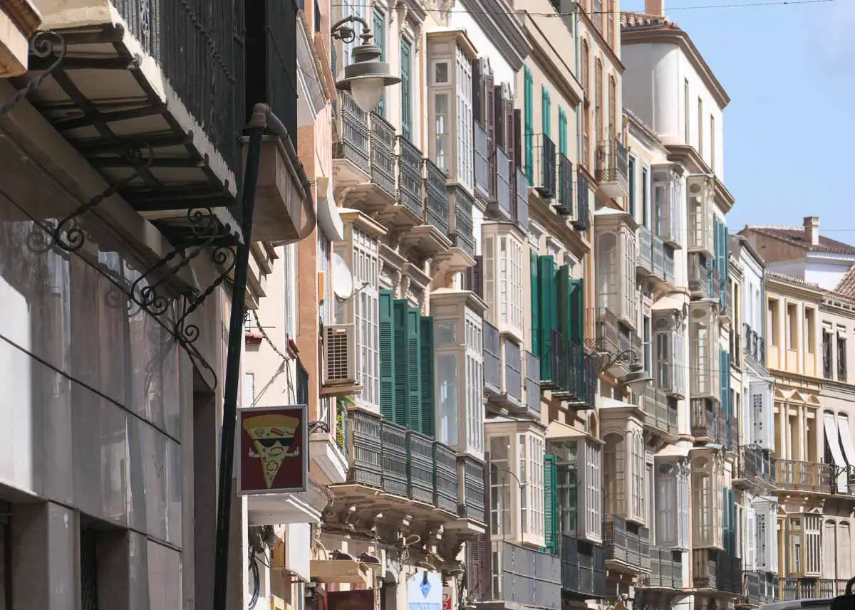 Fassaden mit Fenstern und Erkern in der Altstadt von Malaga