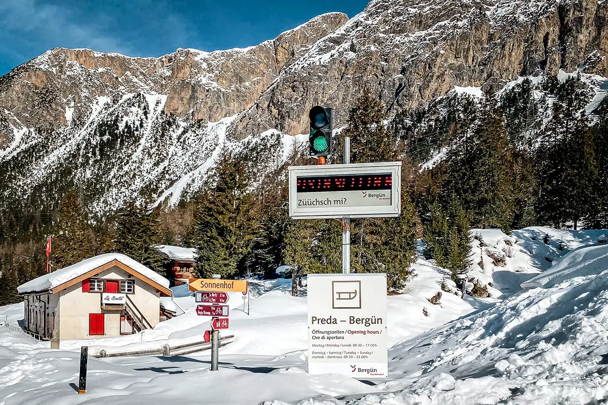 Schild an einer Schlittenpiste in den Alpen
