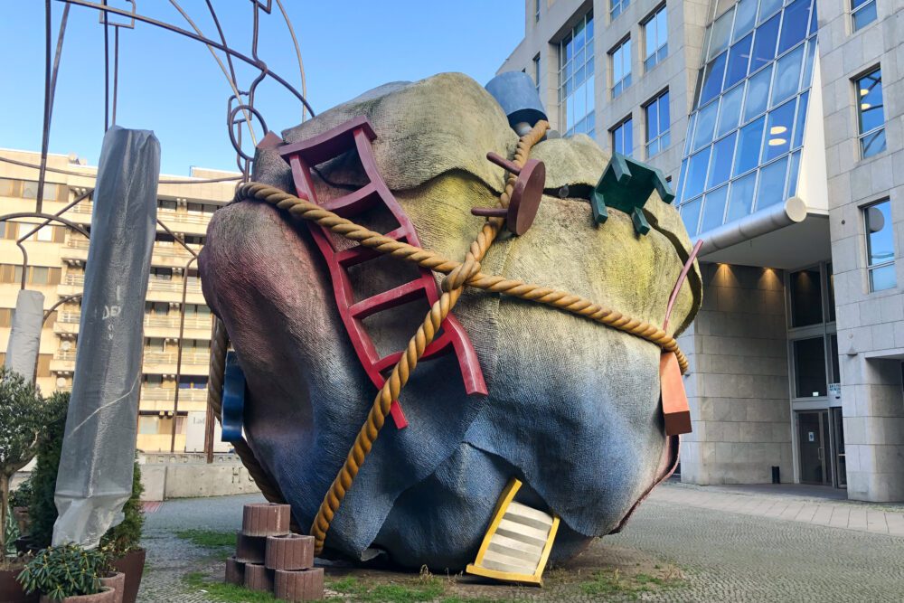 Kunst im Straßenraum: Skulptur auf einem Platz in Berlin