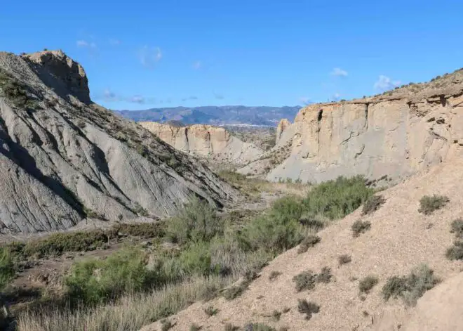 Blick in den Barranco del Cautivo mit kargn Bergflanken in der Tabernas Wüste in Andalusien (Spanien)