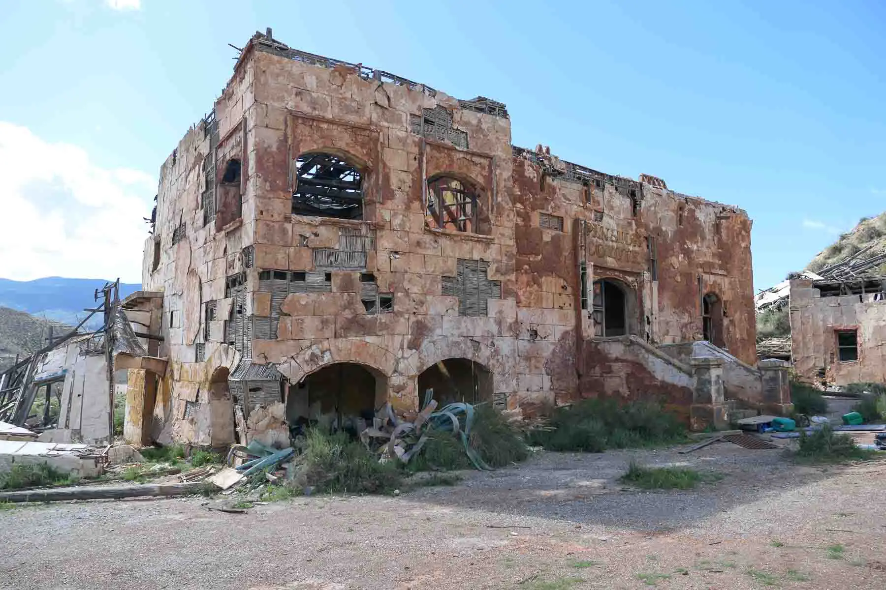 Verfallenes Gebäude am Film Set von El Condor im Themenpark Western Leone