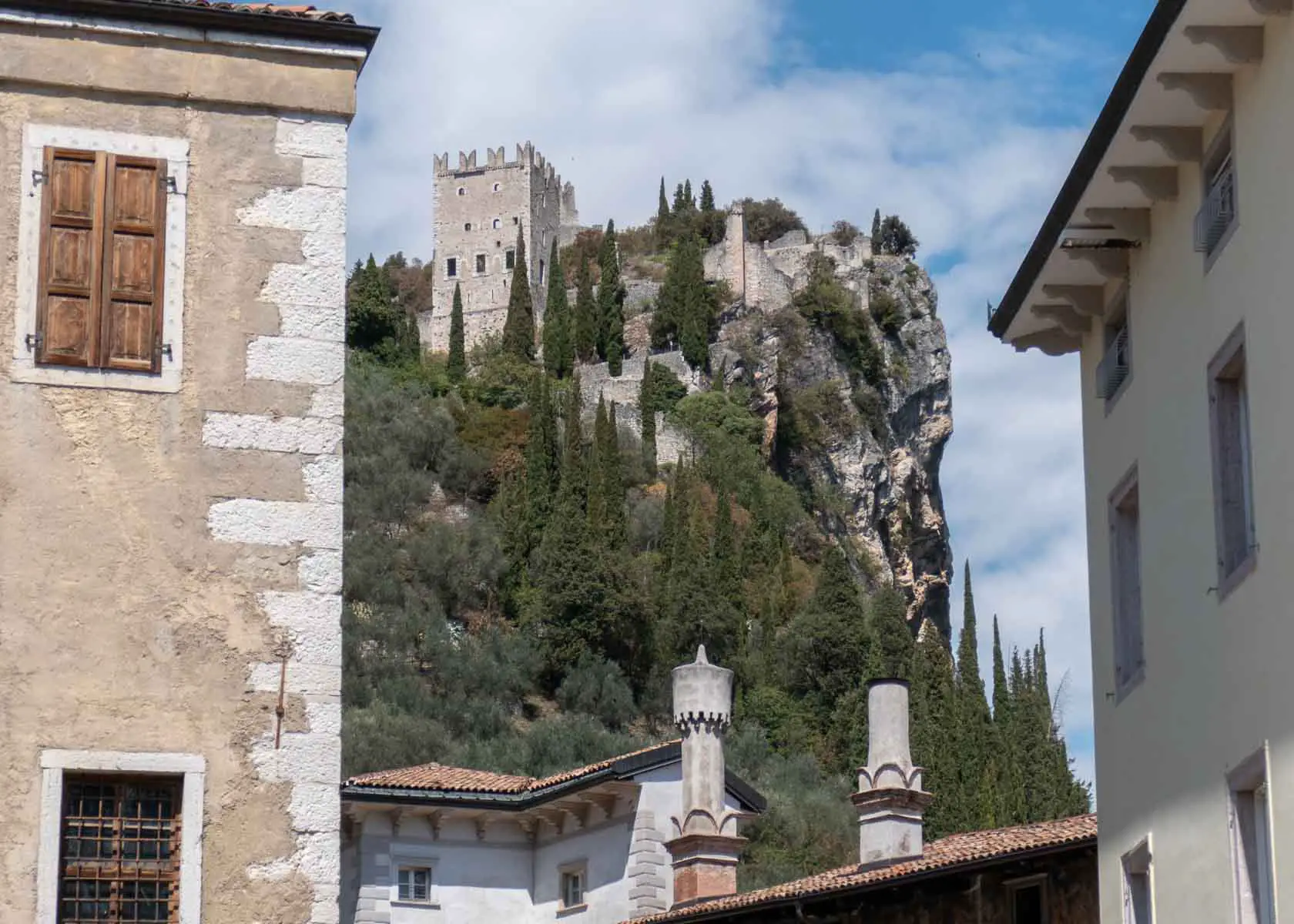 Die Burg Castello di Arco auf einem hohen Fels ist im Garda Trentino eine der Top-Sehenswürdigkeiten