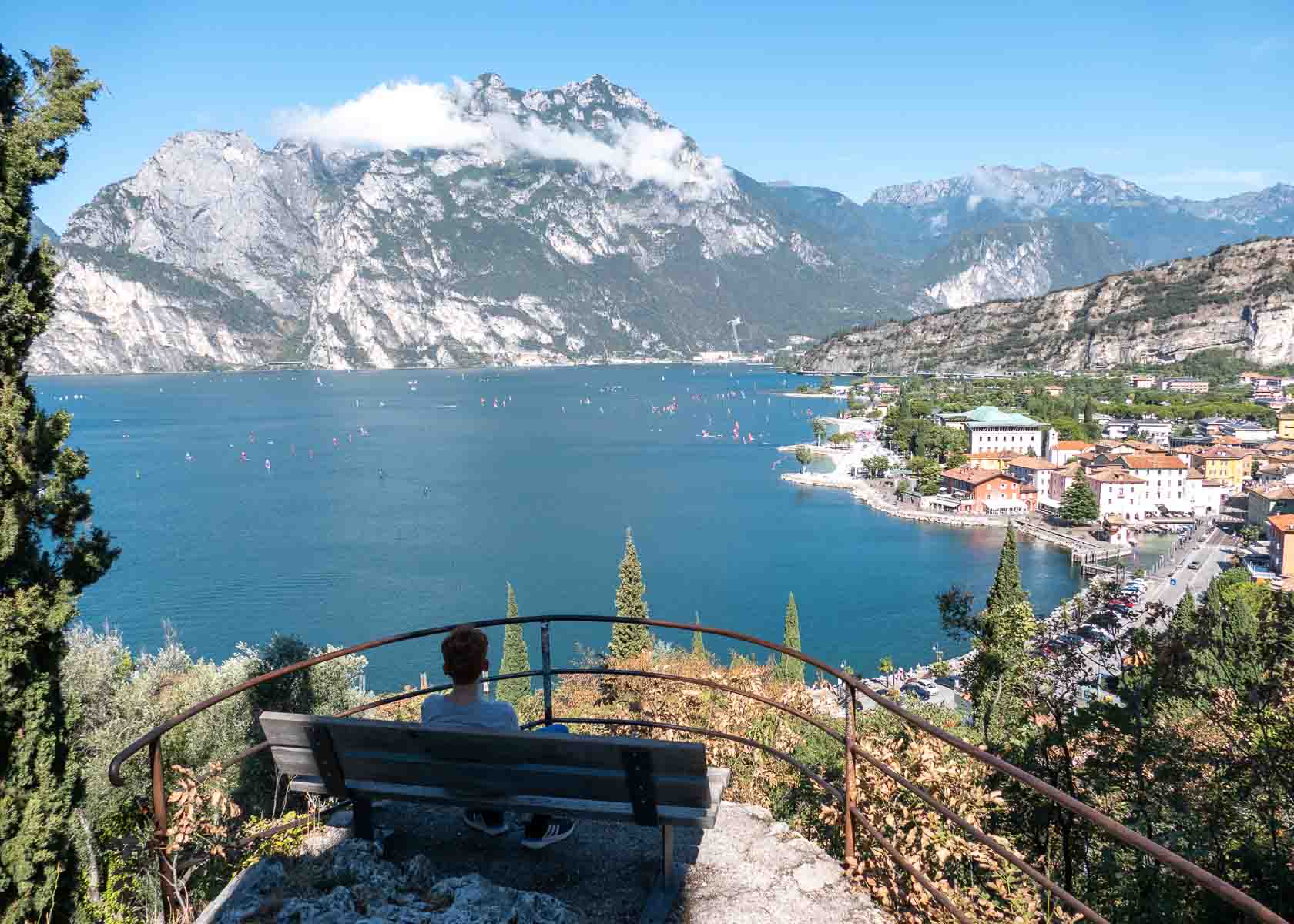 Blick vom Aussichtspunkt in Torbole über das Seeufer des Garda Trentino