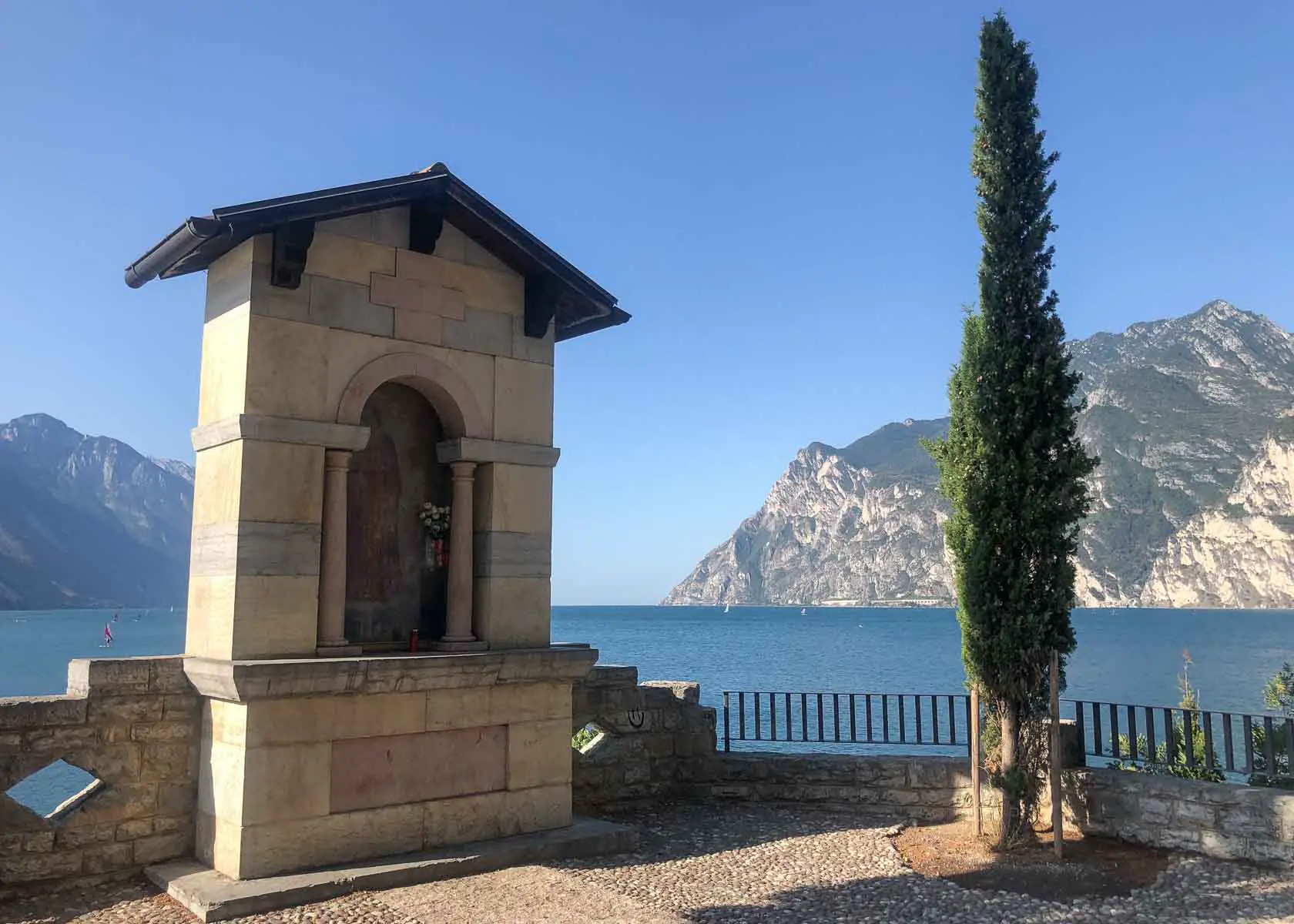 Kleine Sehenswürdigkeiten an der Seepromenade Lungolago zwischen Torbole und Riva del Garda im Garda Trentino
