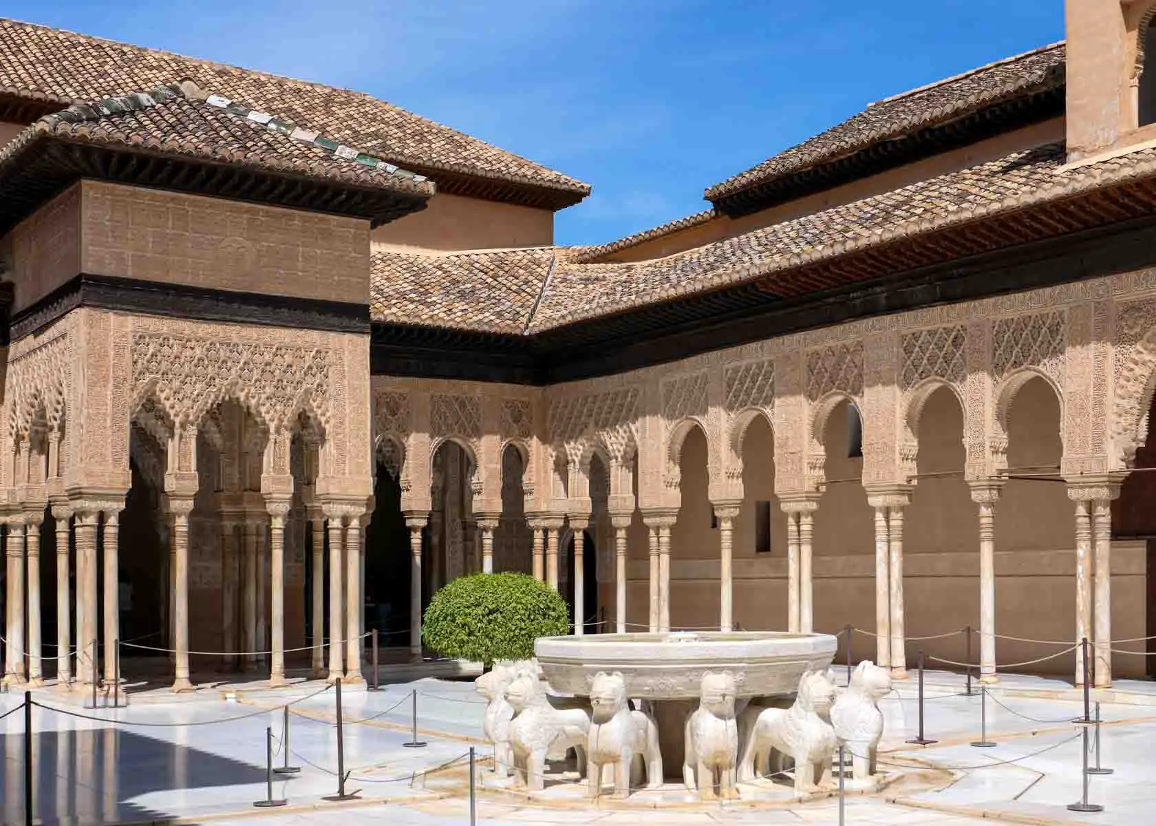 Löwenhof in den Nasridenpalästen der Alhambra von Granada