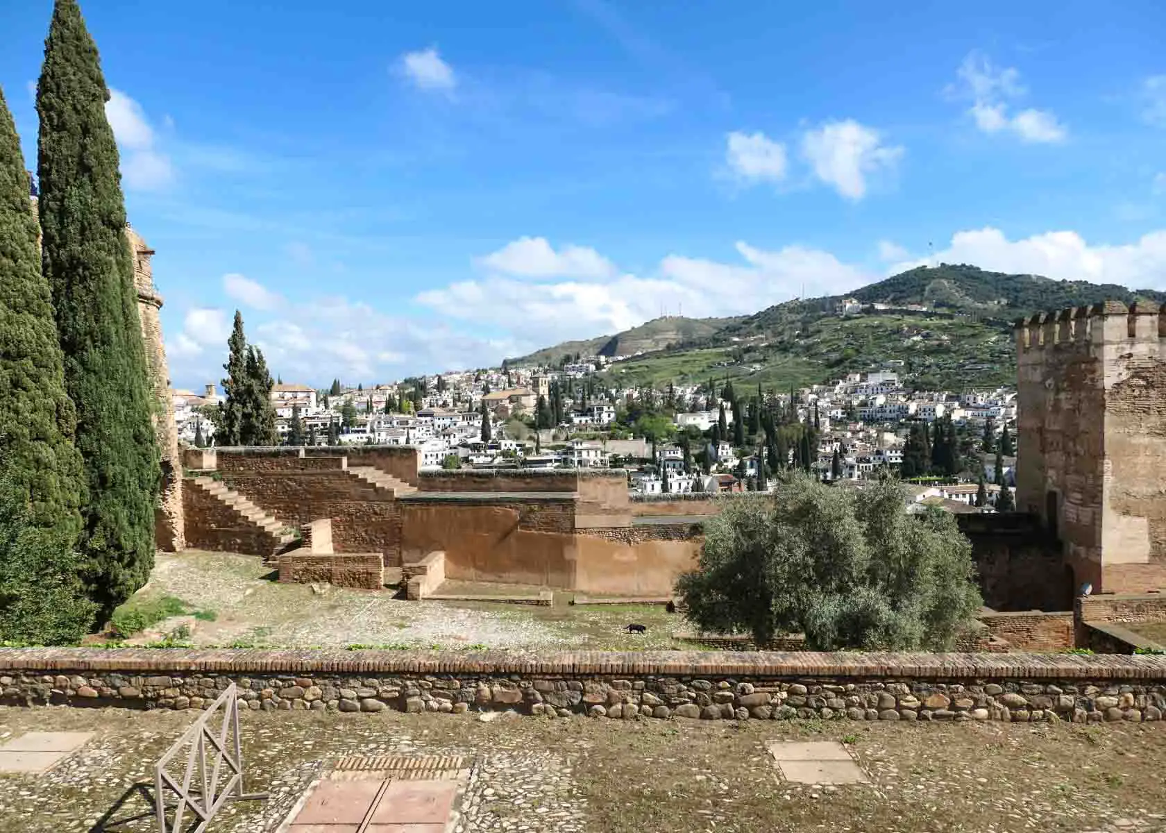 Ausblick vom Zisternenplatz der Alhambra