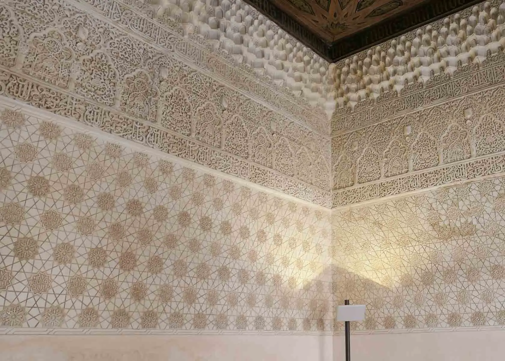 Prachtvolle Steinmetzarbeiten in der Alhambra