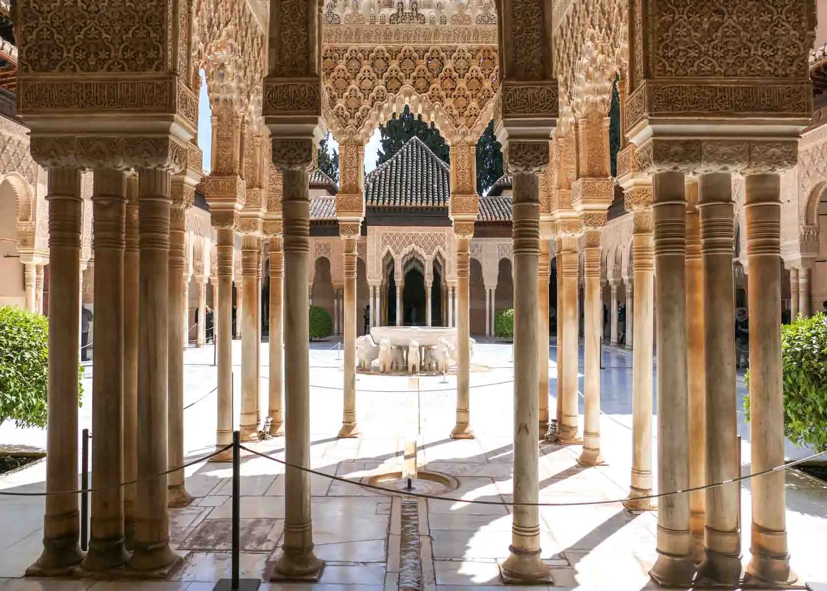 Löwenhof in den Nasridenpalästen der Alhambra