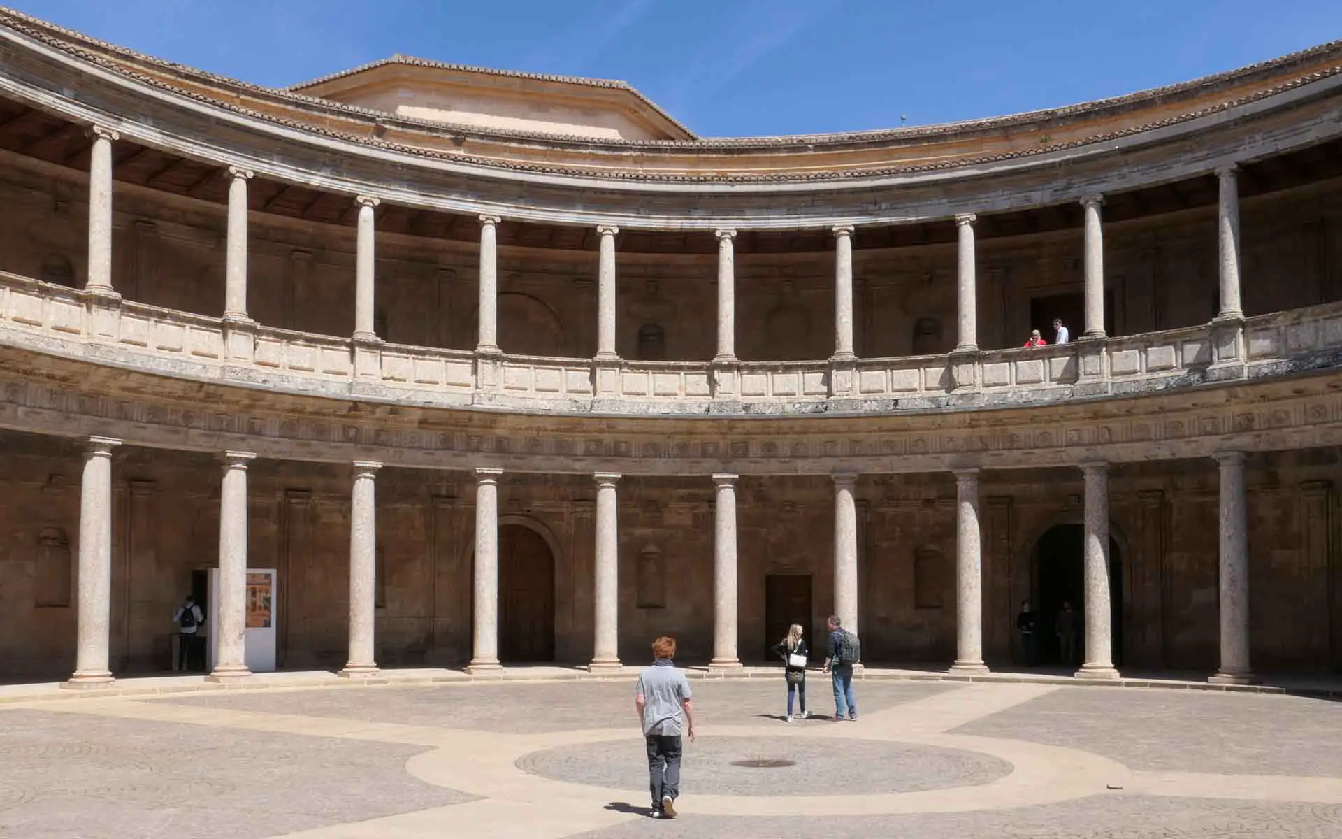 Innenhof des Palasts Karls V. in der Alhambra von Granada
