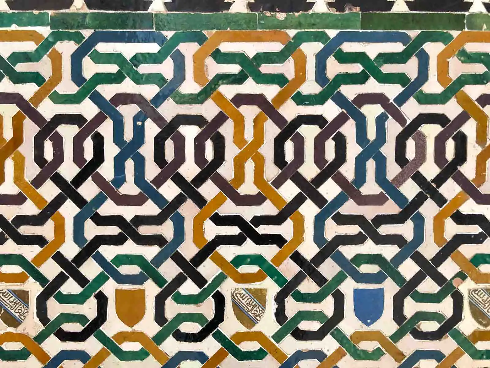 Bunte, grafische Muster auf Kacheln in der Alhmabra von Granada
