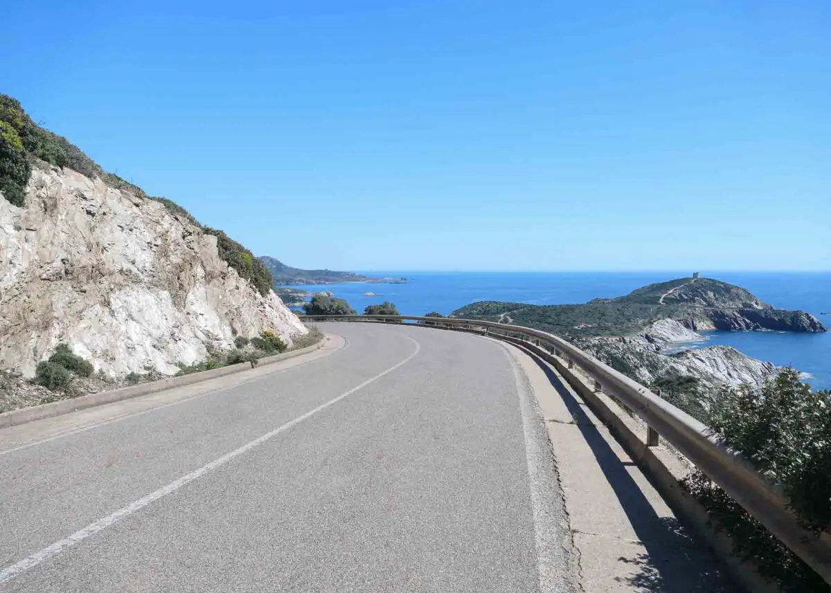Straße mit Panorama am Meer auf Sardinien