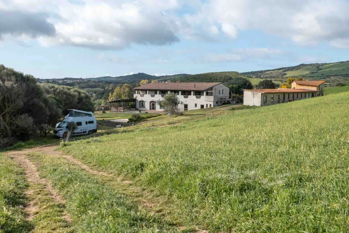 Wohnmobil auf Stellplatz auf dem Bauernhof und Agriturismo auf Sardinien