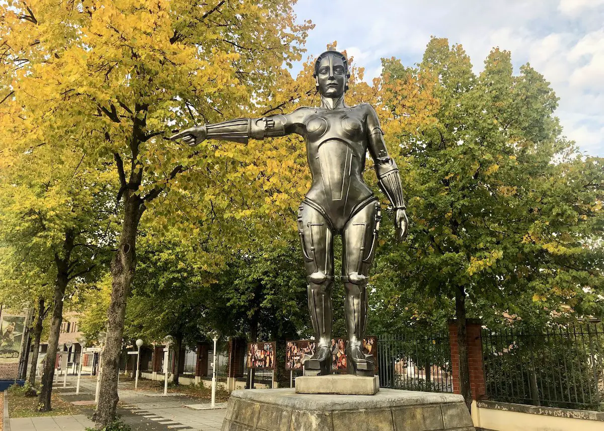 Statue im Filmpark Babelsberg im Herbst
