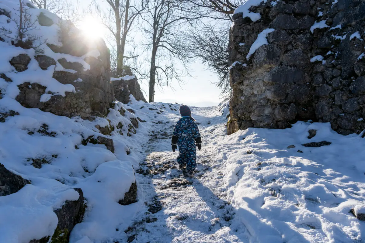 Verschneiter Wanderweg in den bayerischen Alpen mit Kind im Schnee