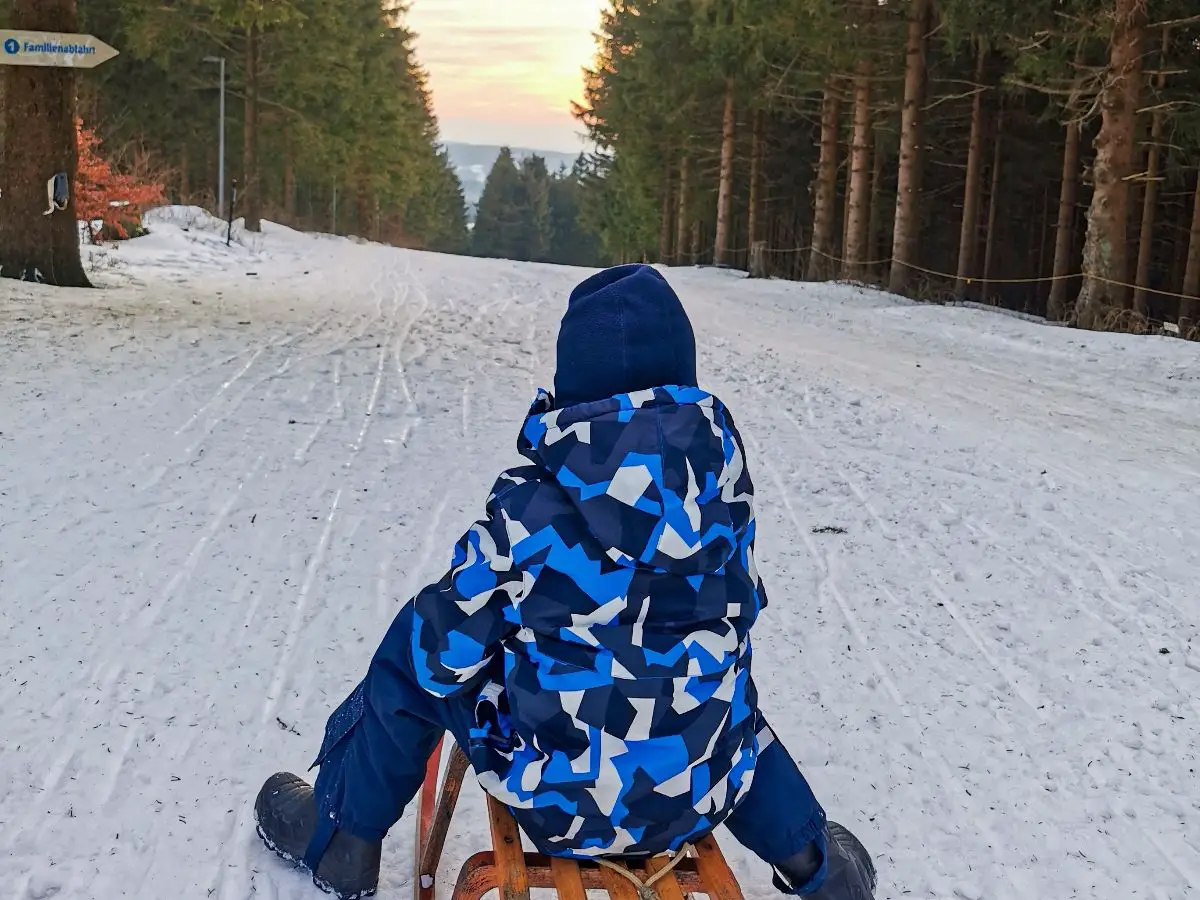 Winter im Harz mit Kind beim Rodeln