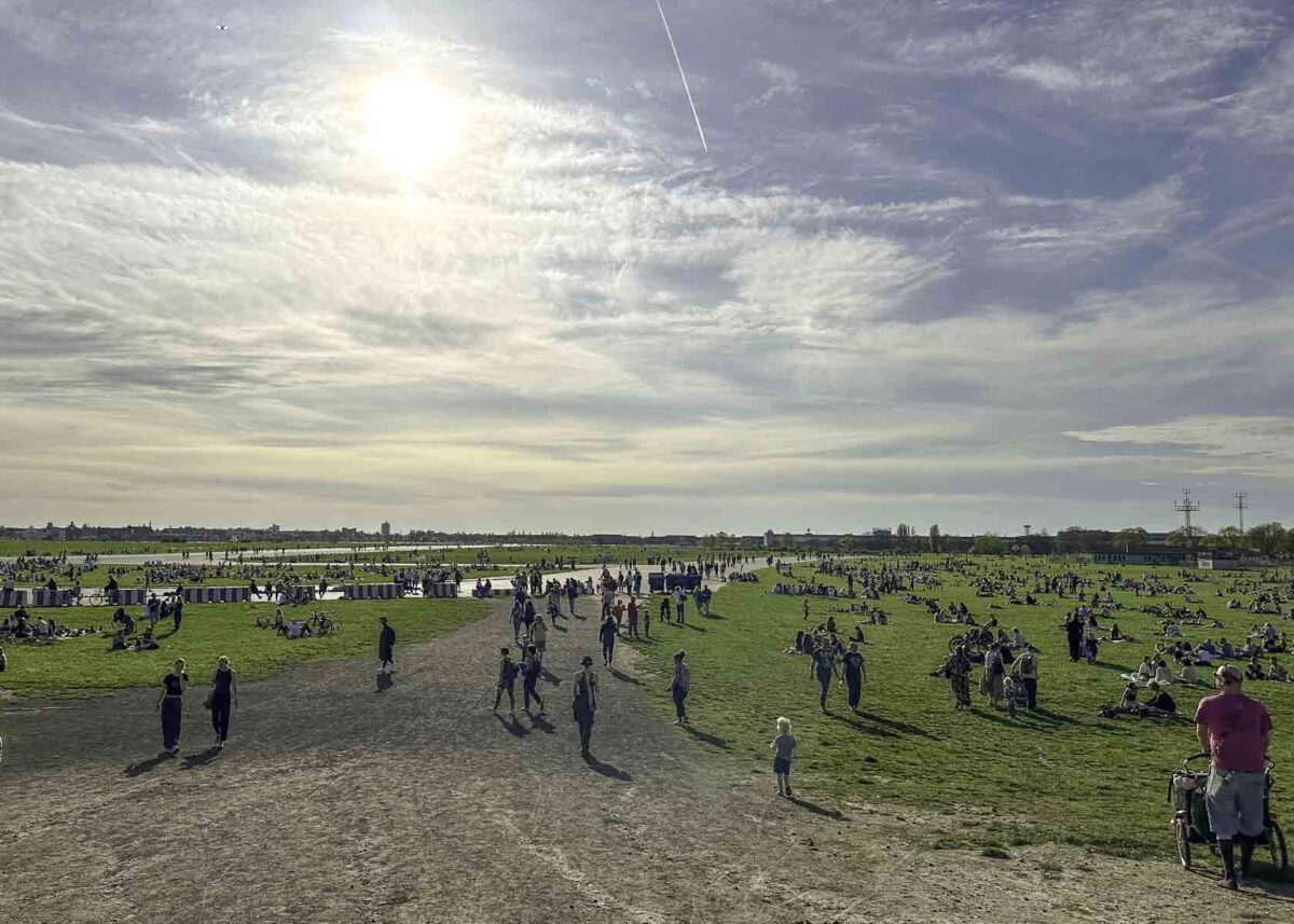 Blick über das Tempelhofer Feld an einem warmen Frühlingstag mit vielen Menschen