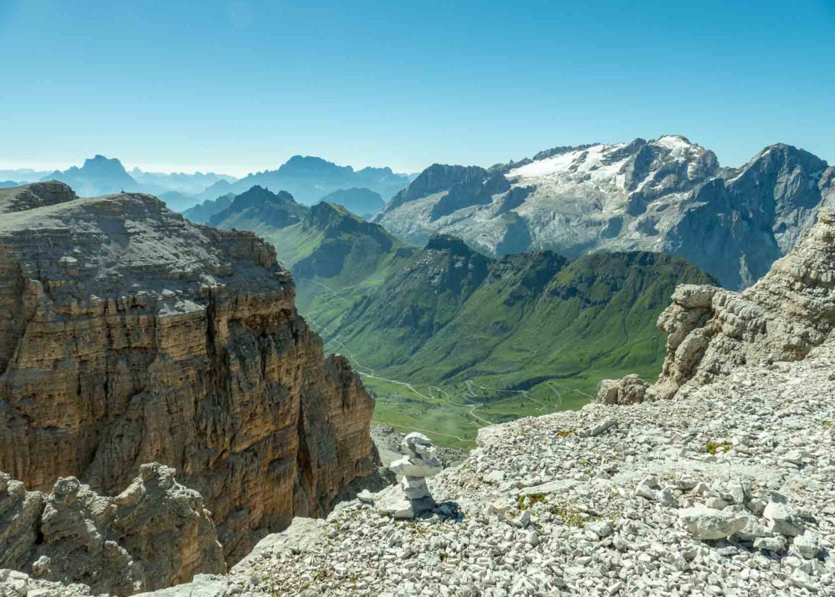 Dolomitenpanorama vom Felsengipfel Sass Pordoi Richtung Marmolada Gletscher
