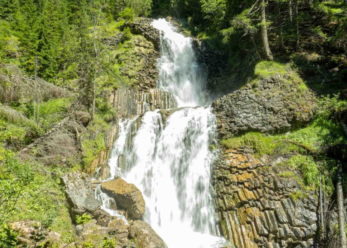 Wasserfall zwischen Basaltfelsen