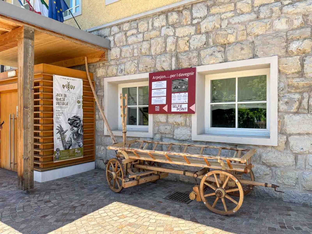 Am Eingang ins Museo Ladin in Vigo di Fassa steht ein alter Leiterwagen.