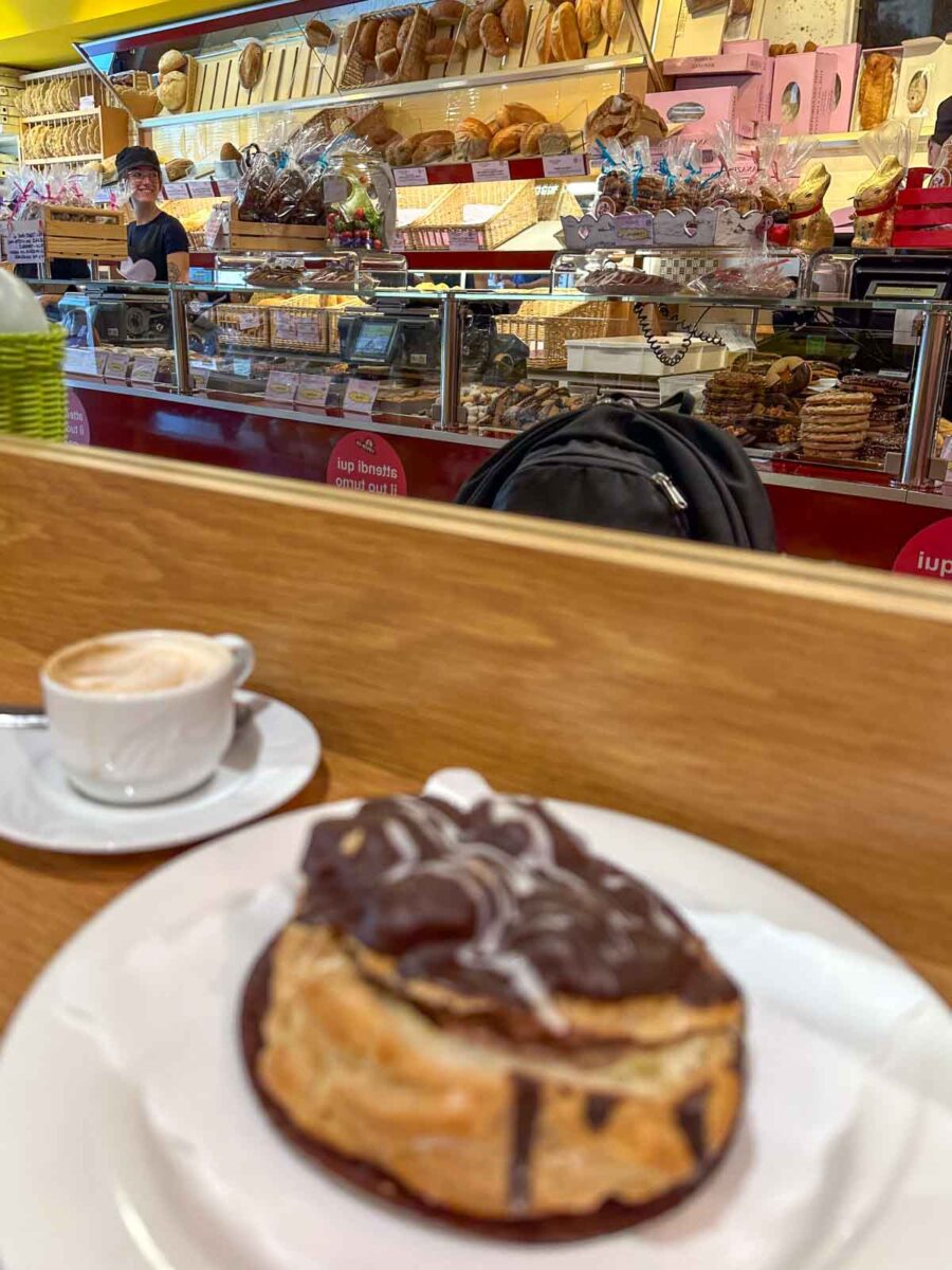 Kaffee und Schokoladen-Eclair in einer Bäckerei