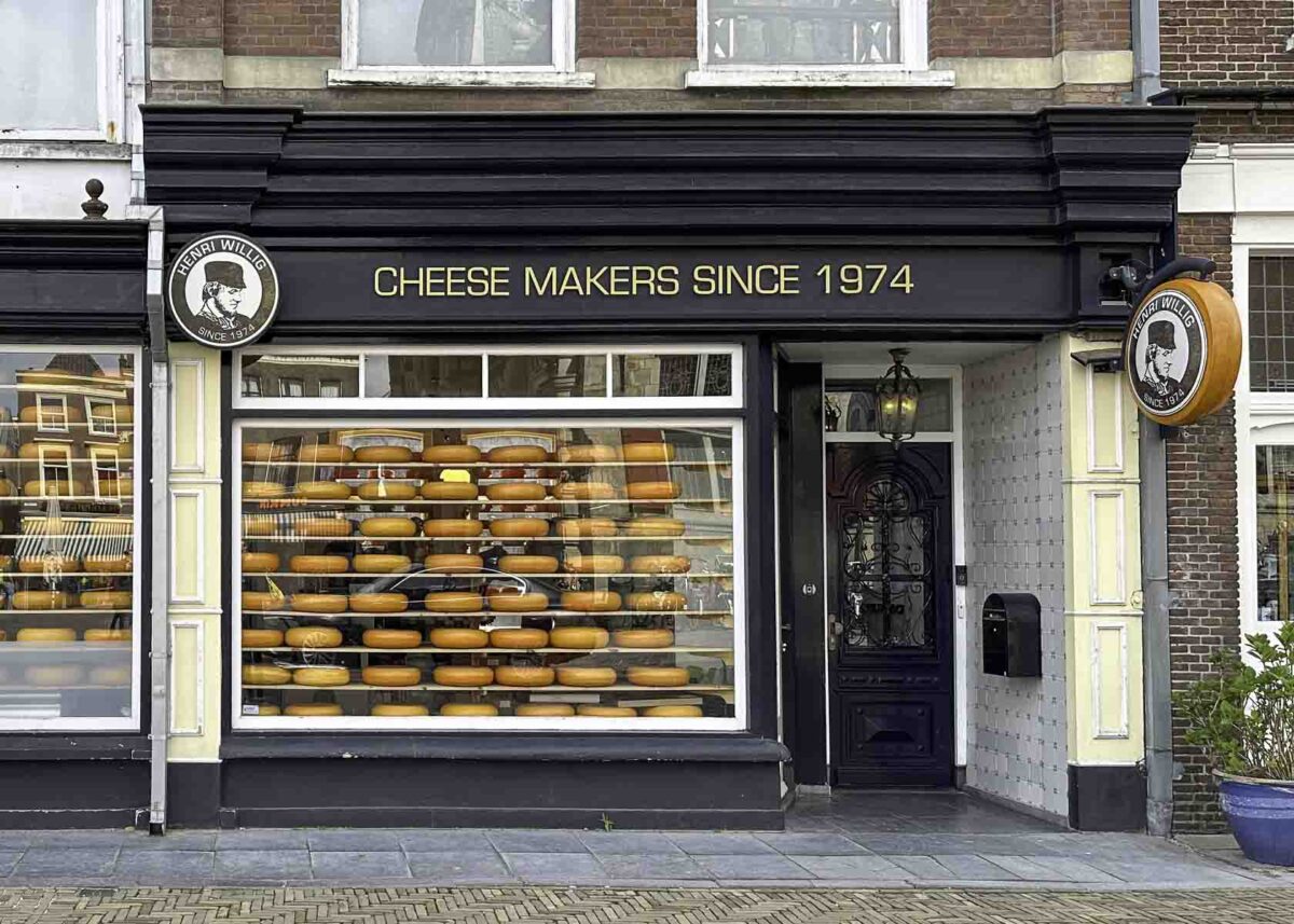 Ladenfront mit Käselaiben im Schaufenster