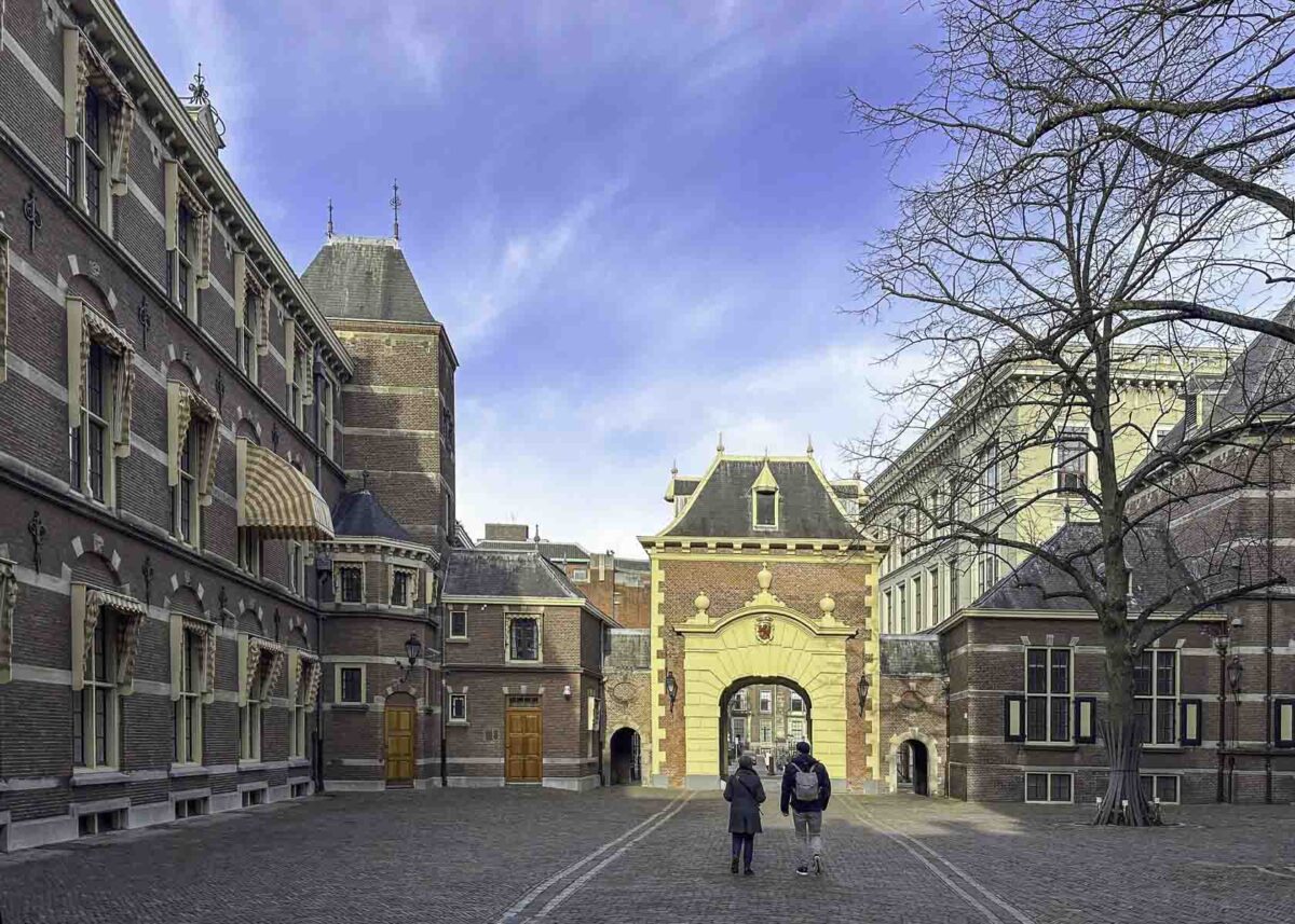 Innenhof des Binnenhof mit Tordurchgängen in Den Haag