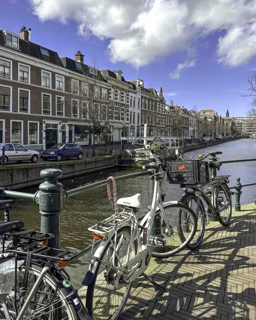 Fahrräder an einer Gracht mit schönen Altbauten in Den Haag
