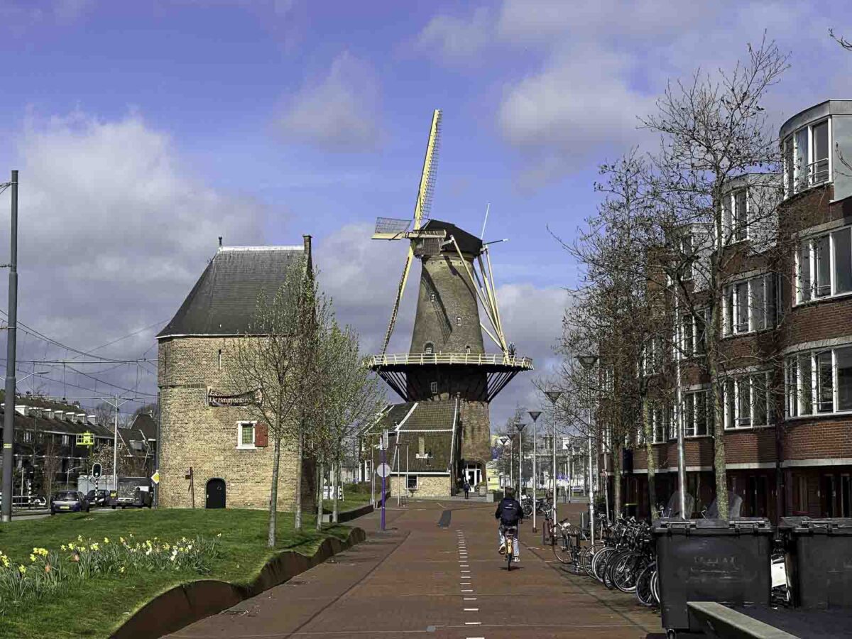 Windmühle in Delft hinter Fahrradstraße