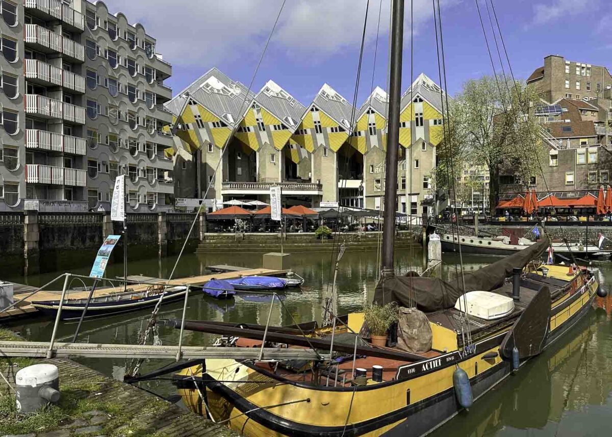 Moderne Architektur der Kubushäuser in Rotterdam hinter dem historischen Hafen