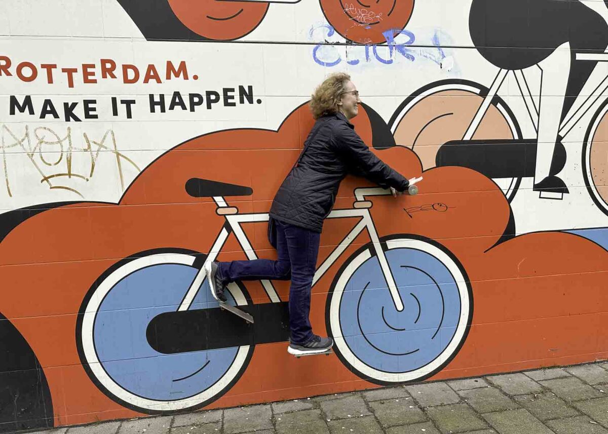 Streetart in Rotterdam - mit Frau auf Fahrrad-Attrappe