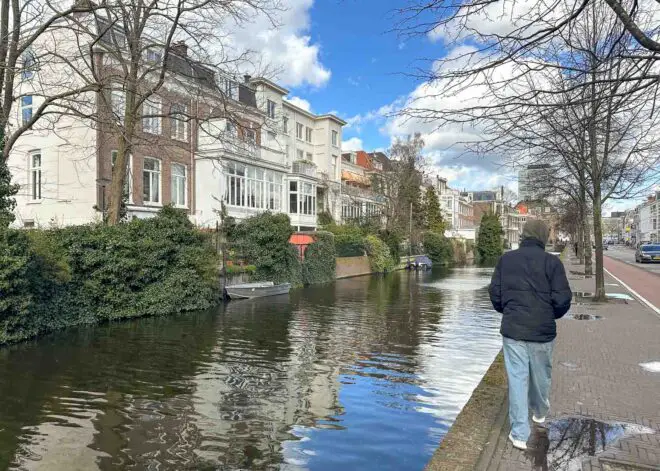 Teenager an einer Gracht mit schönen Altbau-Villen in Den Haag