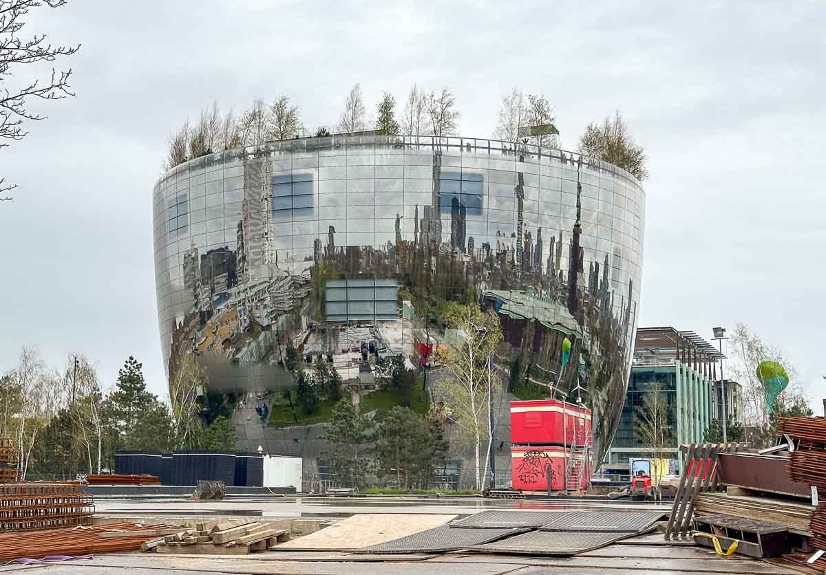 Das DePot des Rotterdamer Kunstmuseums Boijmans Van Beuningen sieht aus wie eine überdimensionale Schüssel und spiegelt die gesamte Stadt.