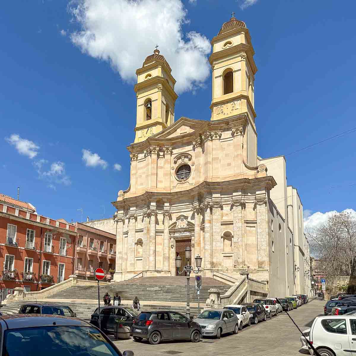 Barockkirche Chiesa di Sant'Anna in Cagliari mit zwei Türmen an einem Platz in der Altstadt.