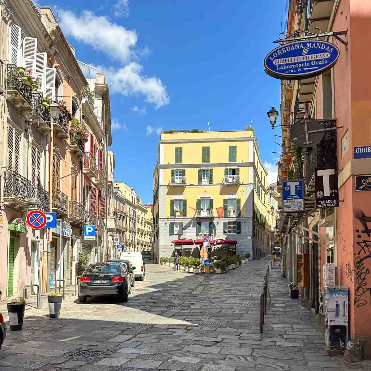 Charmante italienische Piazza mit prächtigen Altbauten in Cagliari Altstadt